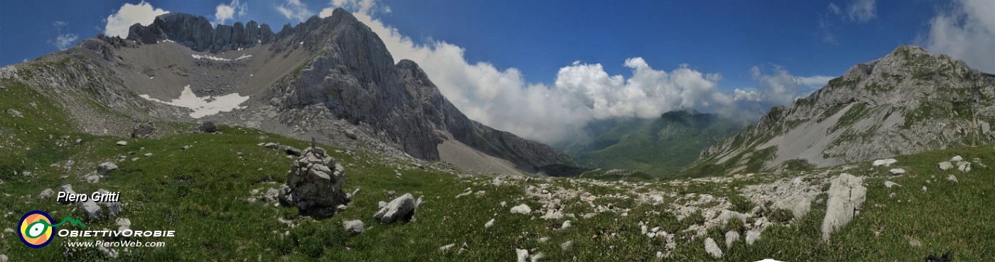 54 Vista panoramica verso Arera nord a sx, Mandrone al centro e Corna Piana a dx.jpg